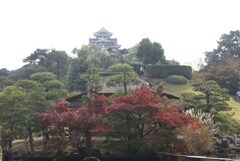 築山越しの岡山城