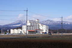 カントリーエレベーターと鶏頂山
