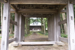 山門から見た本堂