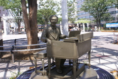 福島駅前古関裕而の像