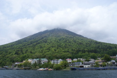 中禅寺温泉街と男体山
