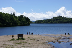 湯の湖に憩う人々