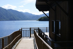 建物と中禅寺湖