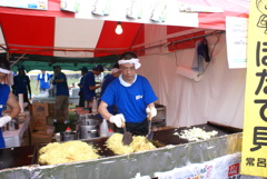 焼きそばを焼く人
