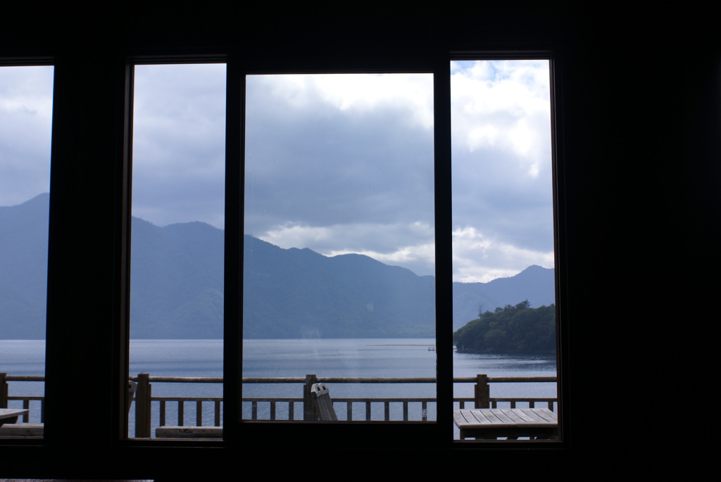 室内から見た中禅寺湖