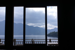 室内から見た中禅寺湖