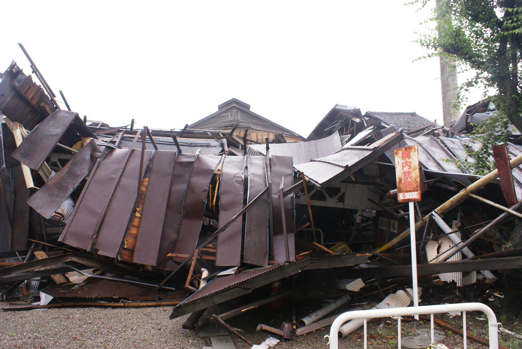 雪で崩壊した建物
