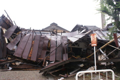 雪で崩壊した建物