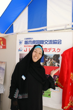 アバーヤとヒジャブ7を着た女性