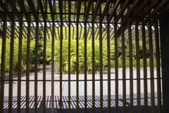 美術館内部から見た裏庭