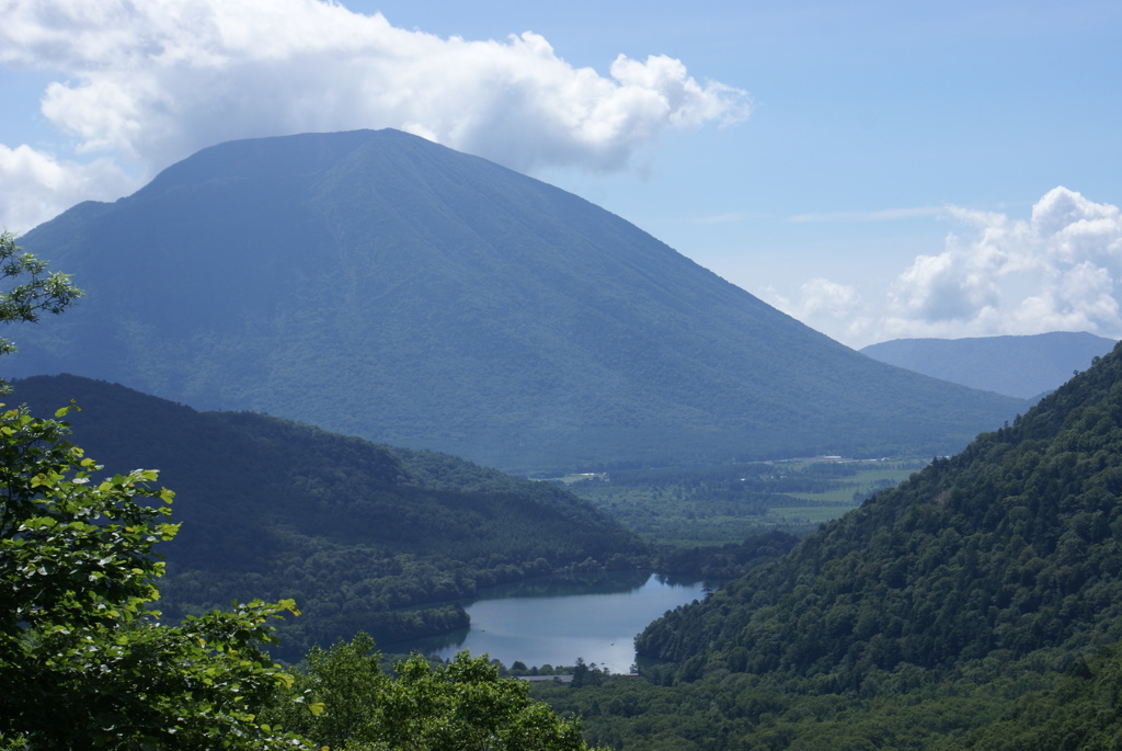 男体山と湯の湖