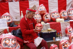 だるまを売る人