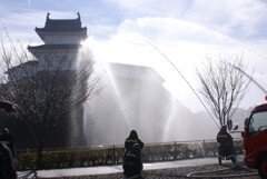 城に向けた放水