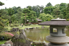 石灯籠と池と茶室