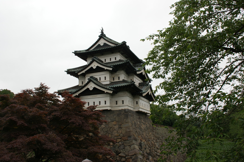 石垣の上の天守