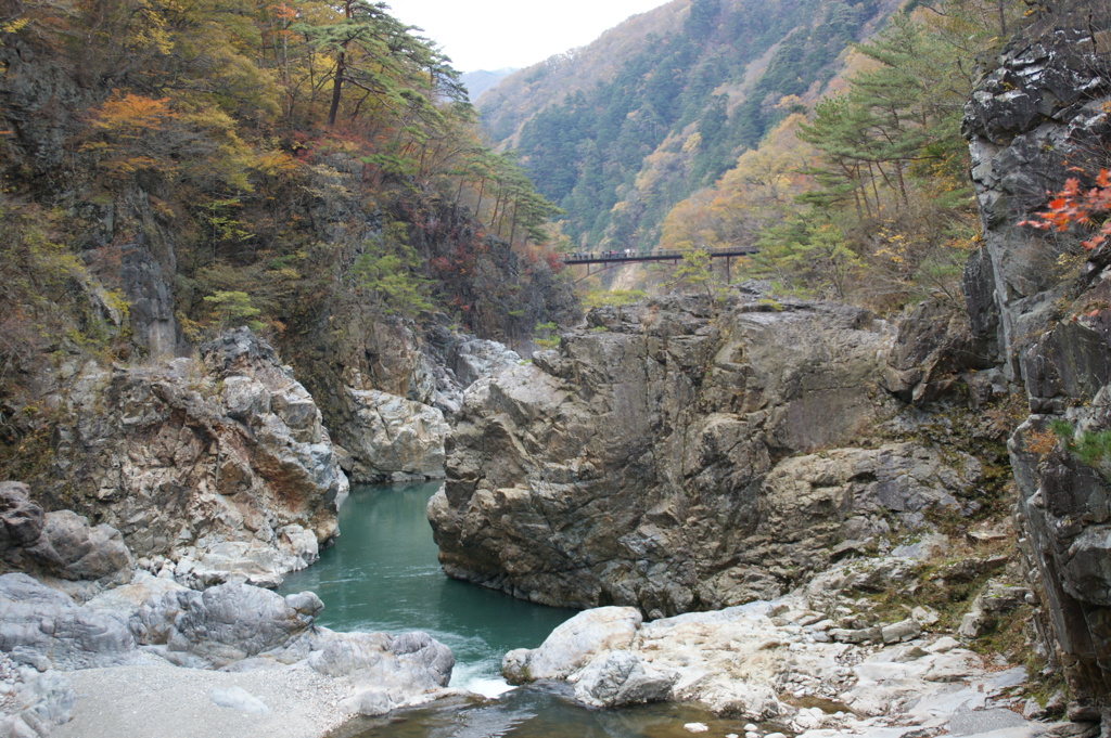 渓谷と虹見橋