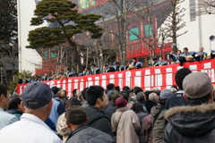 改修中の三仏堂前
