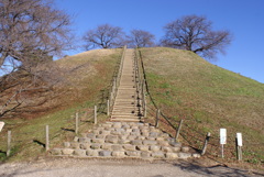 丸墓山古墳登り口