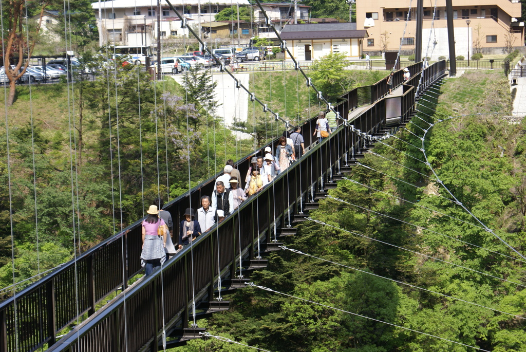 吊橋を歩く人