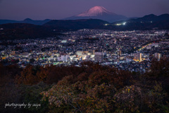 晩秋の夜明け頃