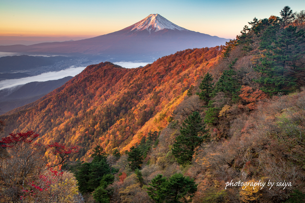 山肌燃えて
