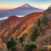 山肌燃えて