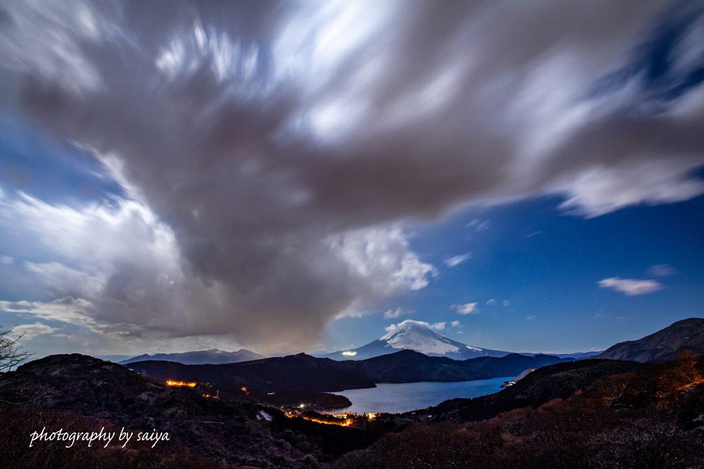 月夜の暴れ雲