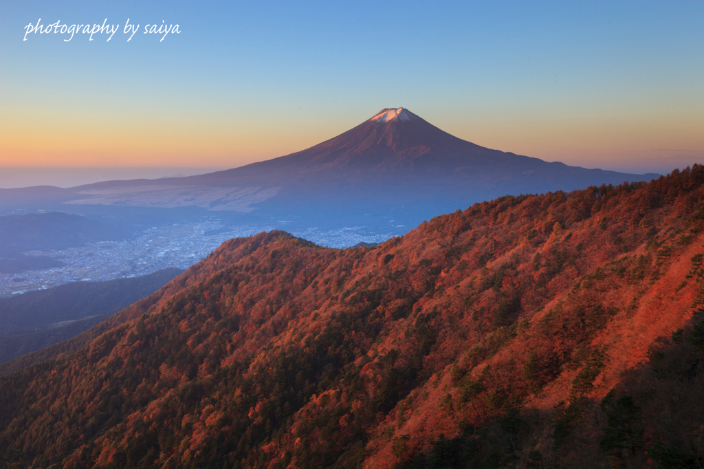 山肌燃えて