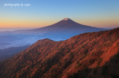 山肌燃えて