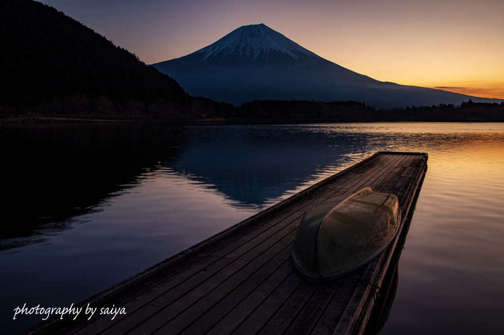 湖畔の夜明け