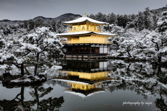 雪化粧の金閣寺