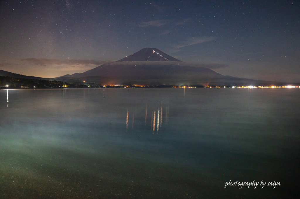 たなびく湖靄