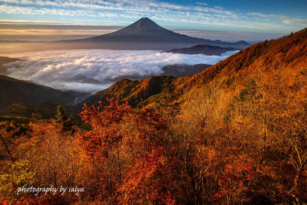 山肌燃えて