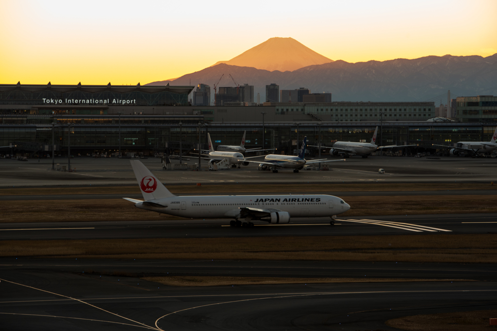 夕暮れの羽田空港