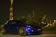 工場と車
