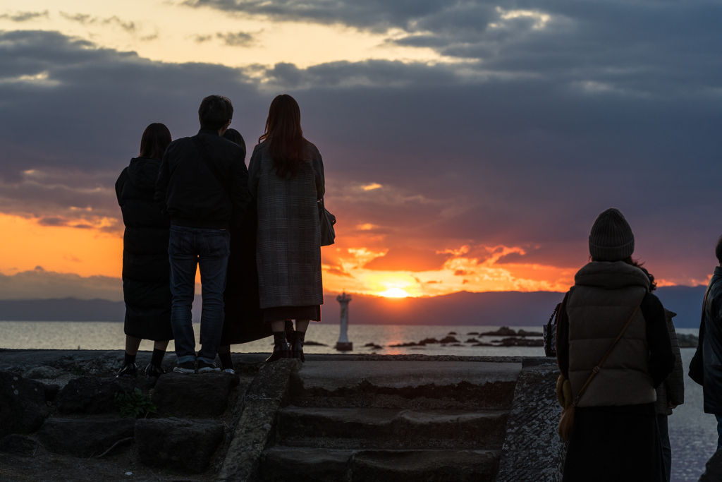 夕景を見る人達