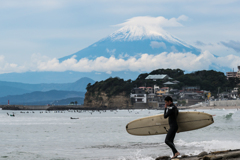 富士山とサーファー
