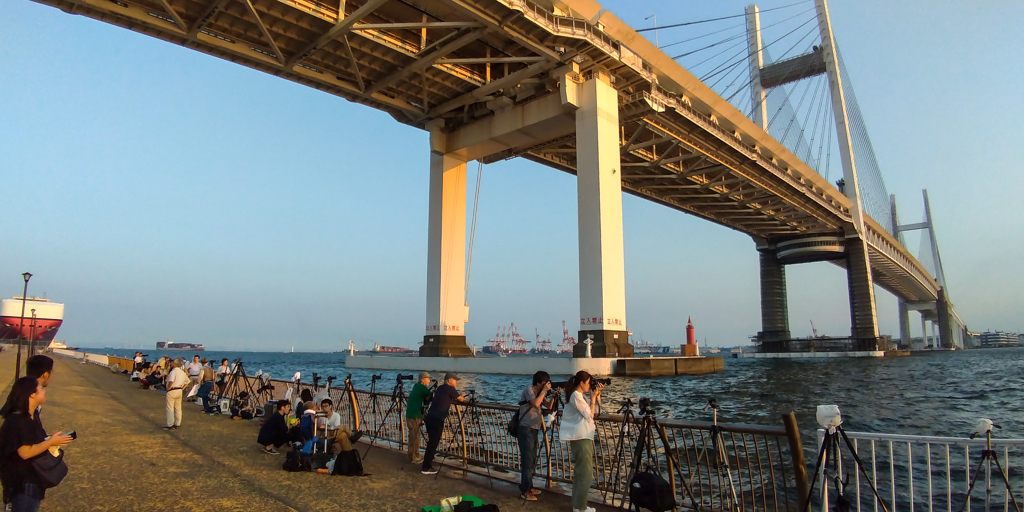 スマートフェスティバルで場所取りする人達