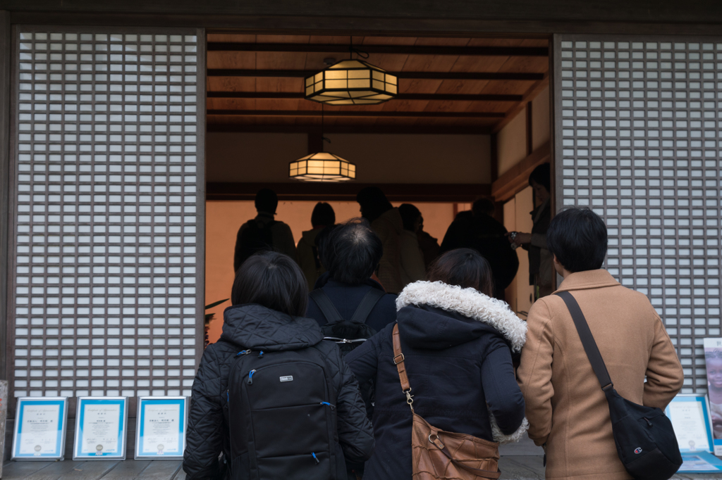 明月院　丸窓に人だかり