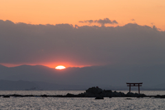 雲の切れ間から少しだけ見えた夕日