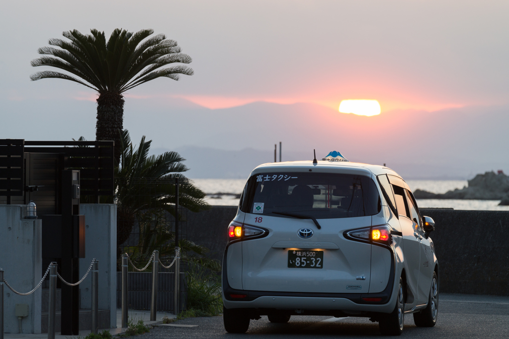 雲の切れ間から少しだけ見えた夕日