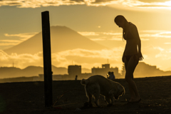 犬と女性のシルエット