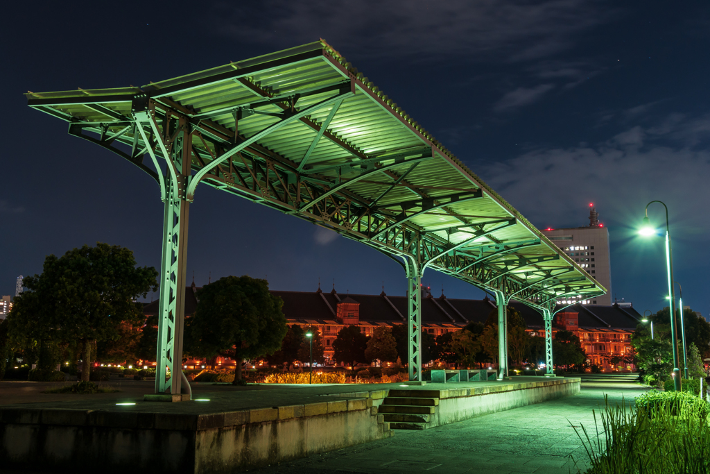 赤レンガ倉庫とプラットホーム