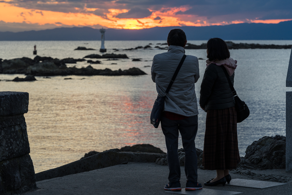 夕景を見る人達