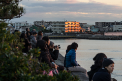 夕景を見る人達