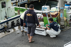 鐙摺港のお兄さん達