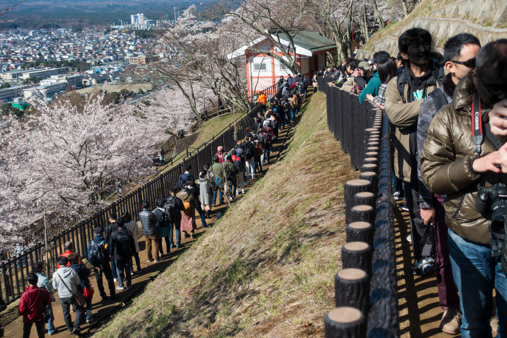 忠霊塔への大行列