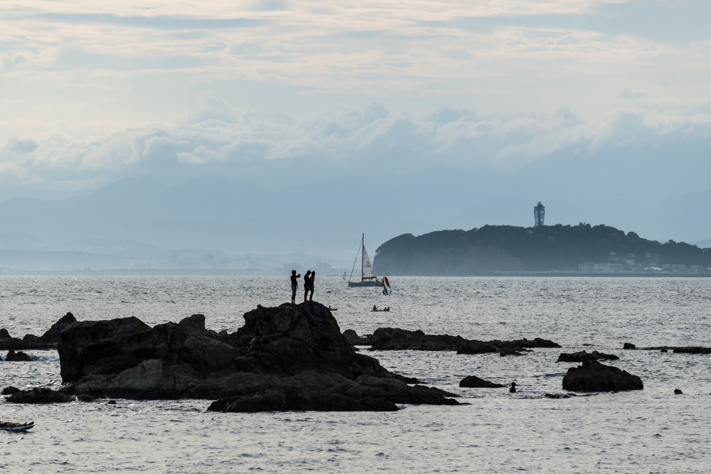 岩の上にいる少年