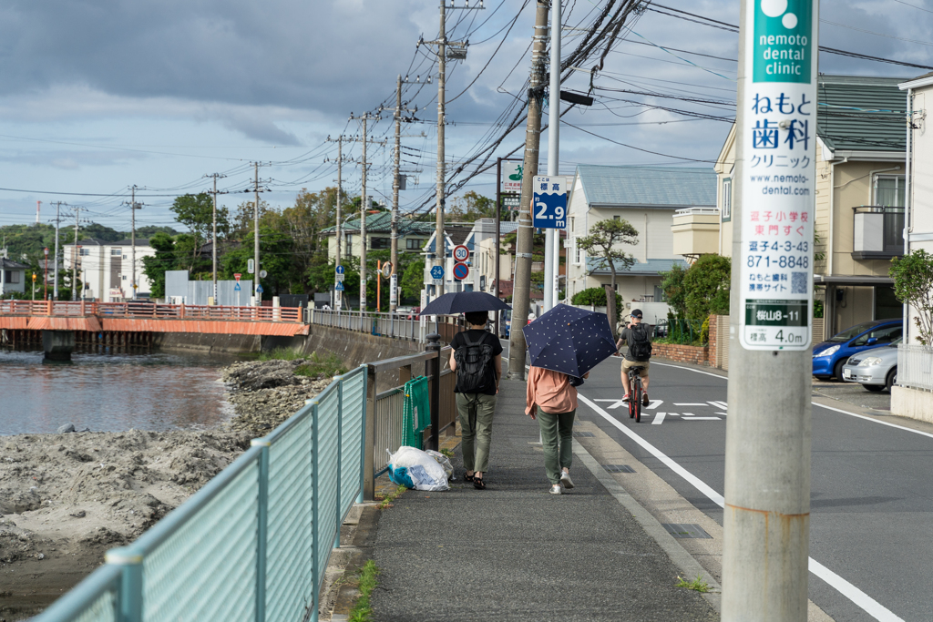 逗子海岸から駅へ向かう