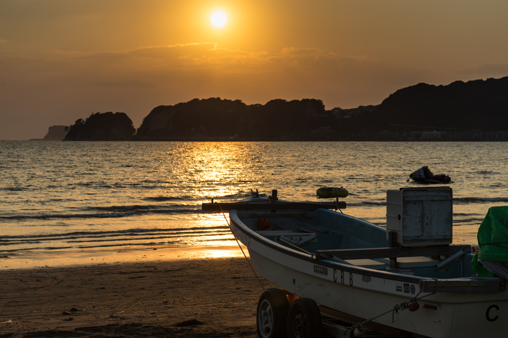 漁船は夕日を眺めていた